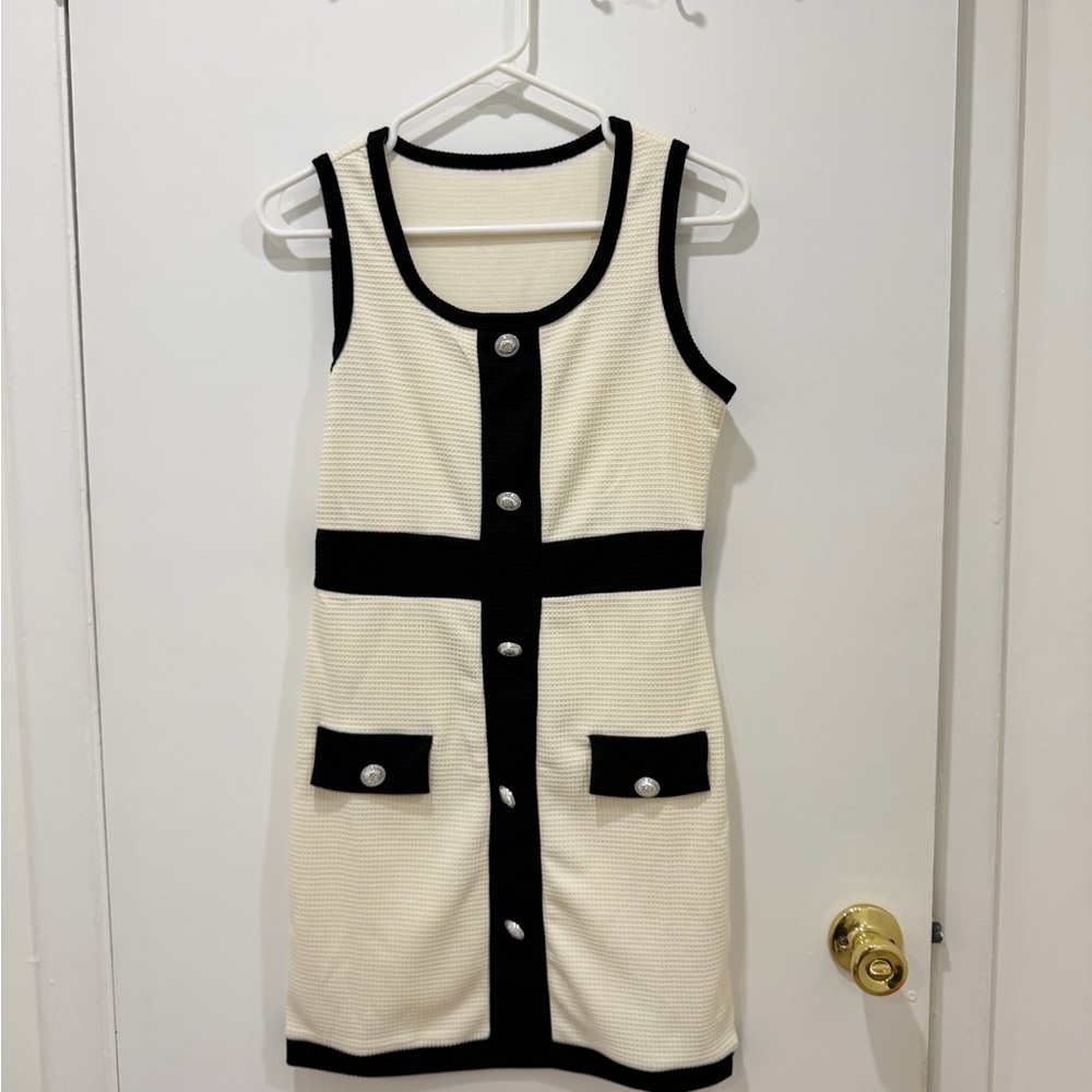 Elegant Black and White Sleeveless Dress